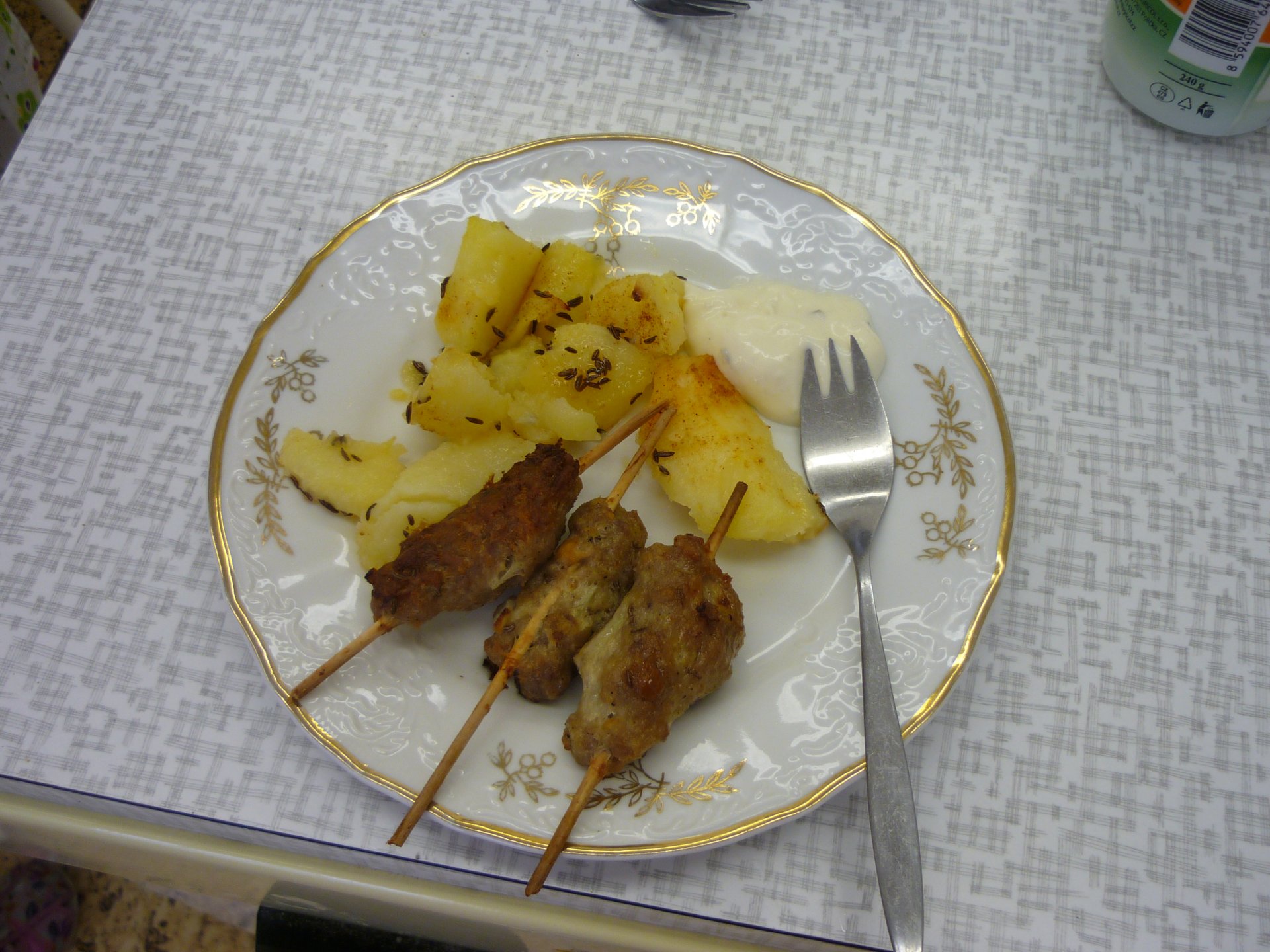 Čevabčiči s pečeným bramborem