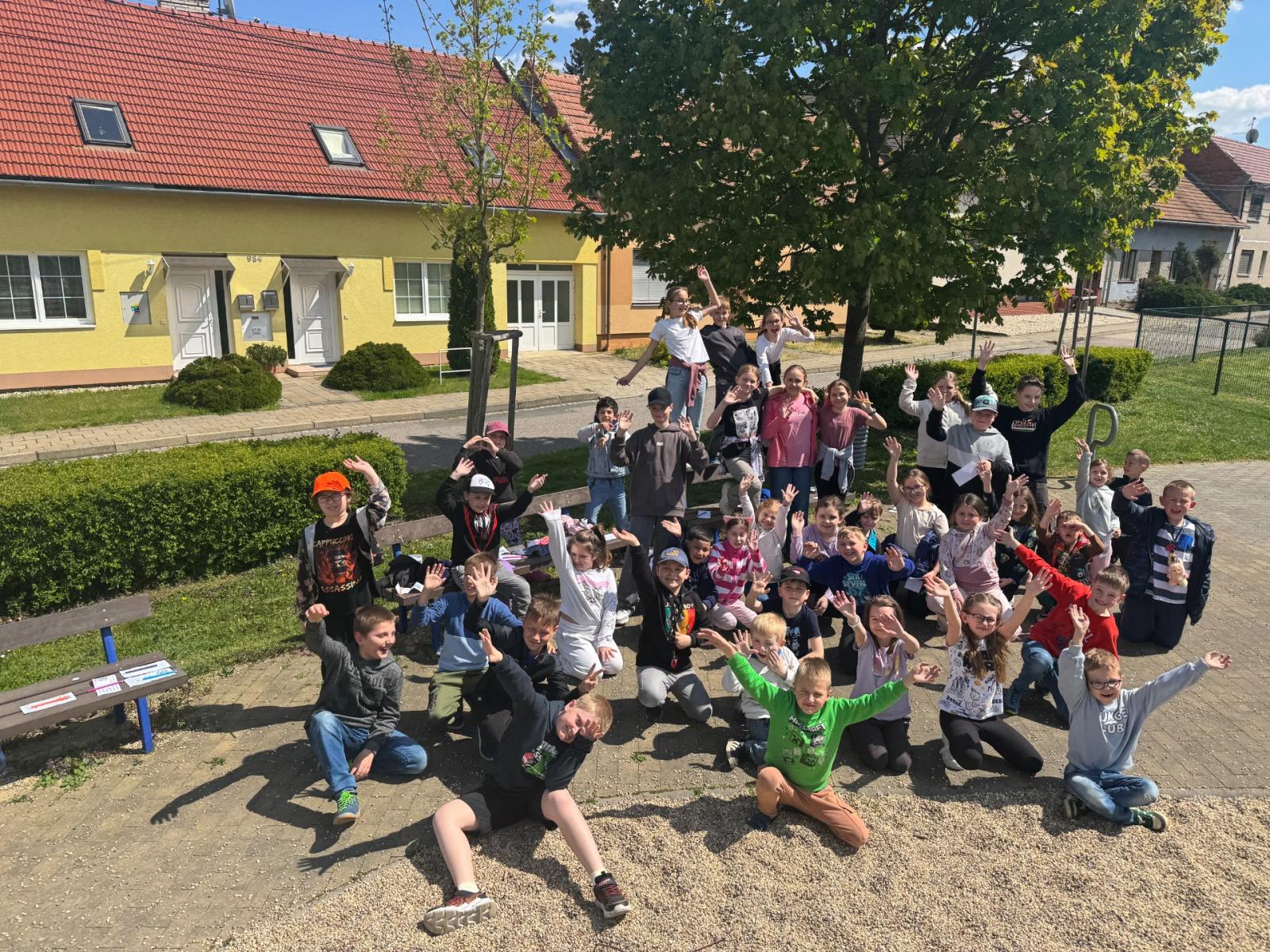 Když sluníčko vytáhlo družinu na procházku